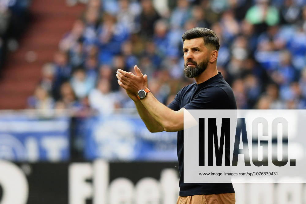 Coach Miron Muslic FC Schalke 04 gestures, gestures during the 2 Bundesliga match between FC Schalke 04 and Preußen Münster, Veltins Arena on April 19, 2026 in Gelsenkirchen, Germany Photo by Ralf Treese DeFodi Images Trainer Miron Muslic FC Schalke 04 gestures during the 2 Bundesliga match between FC Schalke 04 and Preußen Münster at Veltins Arena on April 19, 2026 in Gelsenkirchen, Germany Photo by Ralf Treese DeFodi Images DFB DFL REGULATIONS PROHIBIT ANY USE OF PHOTOGRAPHS AS IMAGE SEQUENCES AND OR QUASI VIDEO Photo by Ralf Treese DeFodi Images