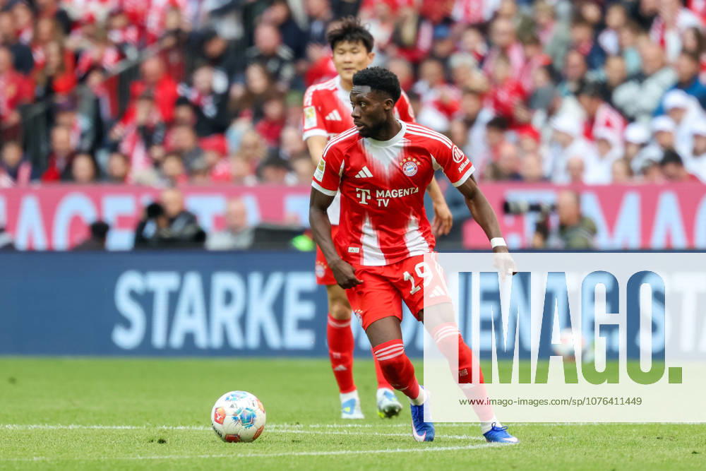 Alphonso Davies FC Bayern Muenchen, 19 with ball, GER, FC Bayern Muenchen vs VfB Stuttgart, Football, Bundesliga, Matchday 30, Season 2025 2026, 19 04 2026, , GER, FC Bayern Muenchen vs VfB Stuttgart, Football, Bundesliga, Matchday 30, Season 2025 2026, 19 04 2026 Muenchen