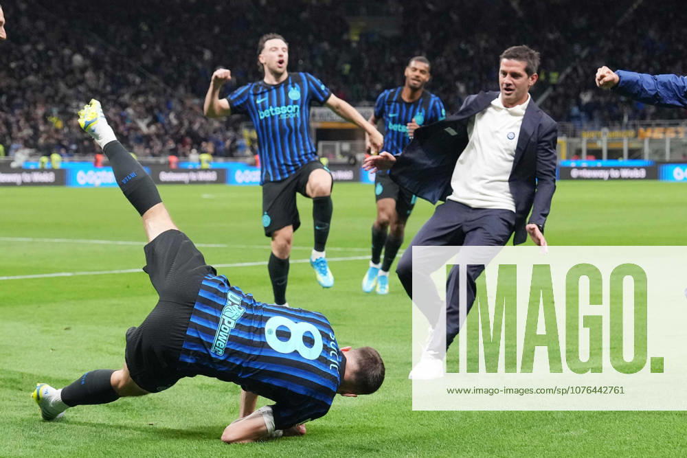 Inter Milans Petar Sucic celebrates after scoring 3-2 ( with Inter Milan s Hakan Calhanoglu during the Frecciarossa Italian Cup 2025 2026 soccer match between Inter and Como at the San Siro Stadium in Milan, north Italy - Tuesday , April 21 , 2026. - Soccer .