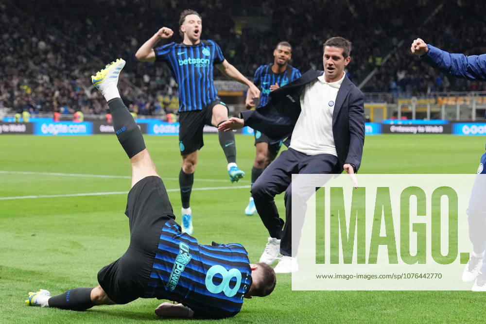 Inter Milans Petar Sucic celebrates after scoring 3-2 ( with Inter Milans head coach Cristian Chivu ) during the Frecciarossa Italian Cup 2025 2026 soccer match between Inter and Como at the San Siro Stadium in Milan, north Italy - Tuesday , April 21 , 2026. - Soccer .