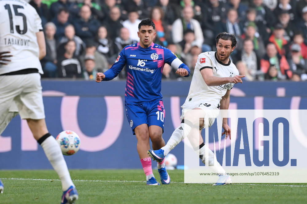 Joe Scally Borussia Moenchengladbach , re , scores the goal with this shot to 1 0, left Nadiem Amiri Mainz 05 19 04 2026, Soccer 1 Bundesliga, Season 2025 2026, 30 Matchday, Borussia Mönchengladbach FSV Mainz 05 1 1 DFL regulations prohibit any use of photographs as image sequences and or quasi video Moenchengladbach Borussia Park Nordrhein Westfalen Germany Team2