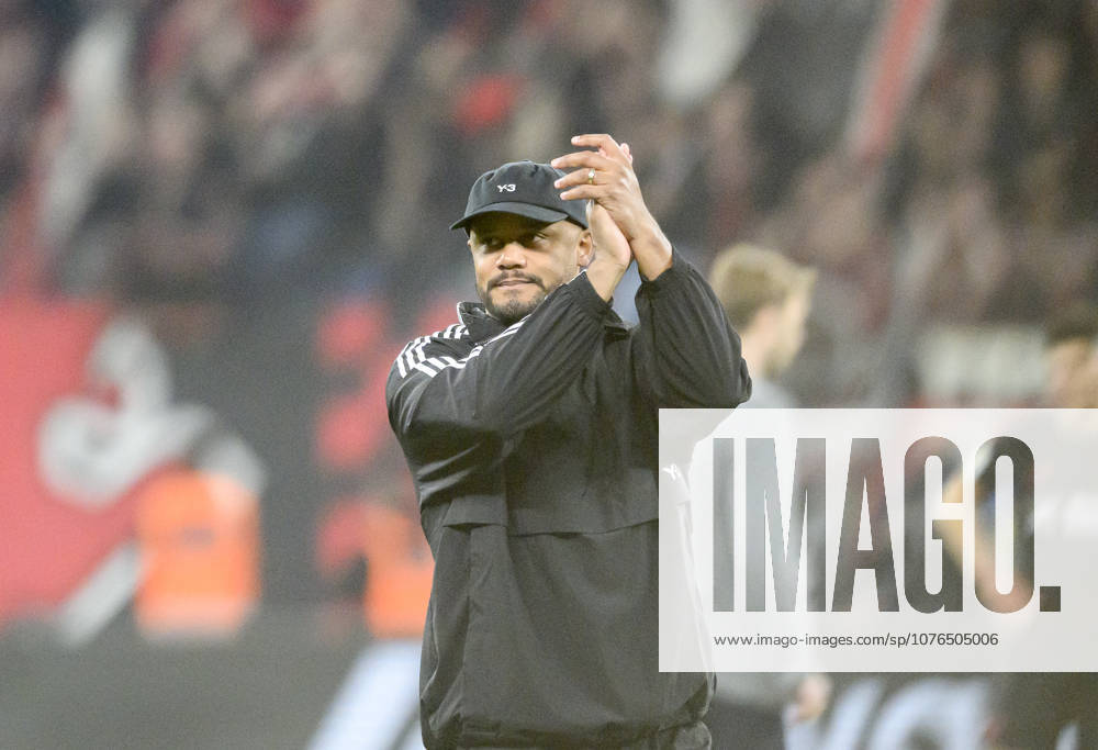 Coach Vincent Kompany Bayern Munich claps, gesture, gesture Soccer DFB Cup Semifinal Bayer 04 Leverkusen Bayern Munich 0 2, on 22 04 2026 in Leverkusen Germany BayArena