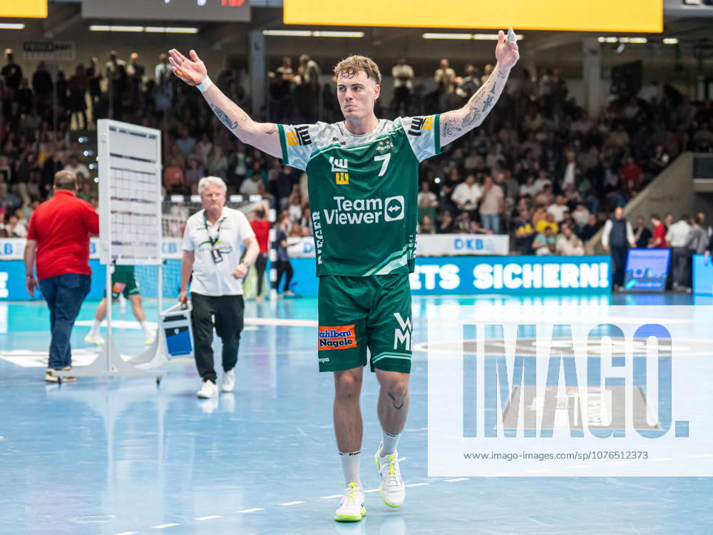 Victor Kloeve Frisch Auf Goeppingen, 07 cheers on the fans, Frisch Auf Goeppingen vs Rhein Neckar Loewen, Handball, 1 Bundesliga, Men, Season 2025 2026, 23 04 2026, Frisch Auf Goeppingen vs Rhein Neckar Loewen, Handball, 1 Bundesliga, Men, Season 2025 2026, 23 04 2026 Goeppingen