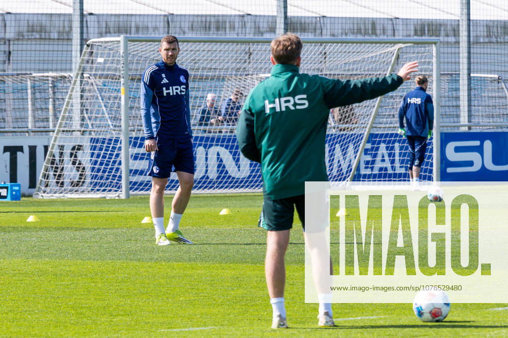 Football, Training of FC Schalke 04 Edin Dzeko FC Schalke 04 it returned to training after his injury Gelsenkirchen Training ground FC Schalke 04 NRW Germany xRHR PHOTO YYx