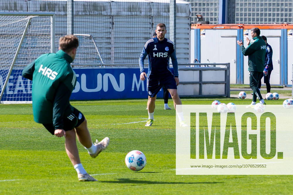 Football, Training of FC Schalke 04 Edin Dzeko FC Schalke 04 has returned to training after his injury Gelsenkirchen Training ground FC Schalke 04 NRW Germany xRHR PHOTO YYx