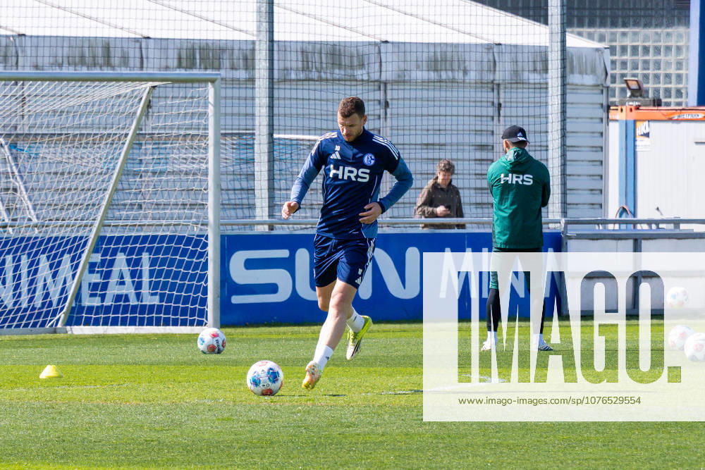 Football, Training of FC Schalke 04 Edin Dzeko FC Schalke 04 has returned to training after his injury Gelsenkirchen Training ground FC Schalke 04 NRW Germany xRHR PHOTO YYx