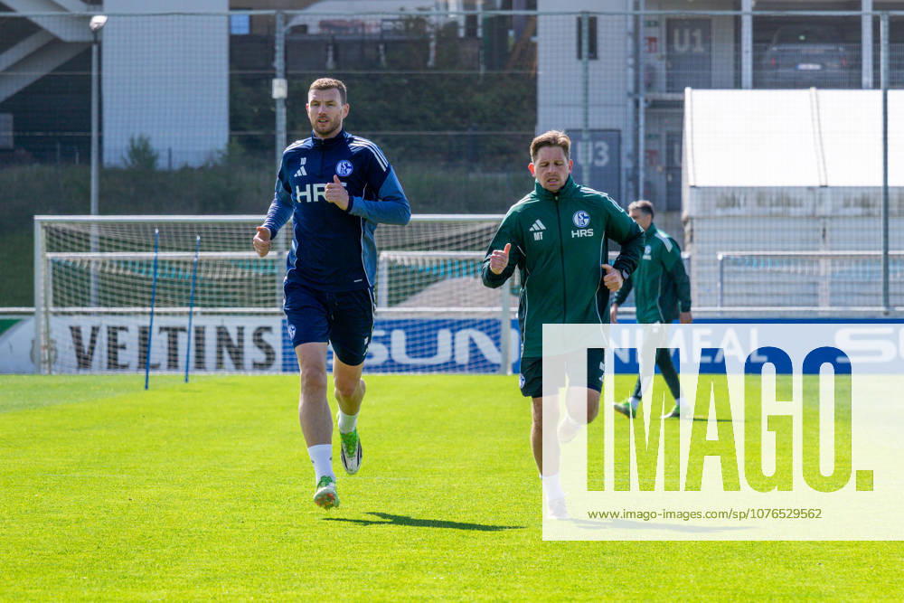 Football, Training of FC Schalke 04 v l Edin Dzeko FC Schalke 04 , Rehab Trainer Marc Thum FC Schalke 04 Gelsenkirchen Training ground FC Schalke 04 NRW Germany xRHR PHOTO YYx