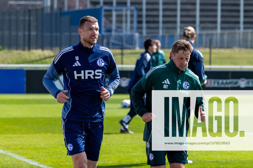 Football, Training of FC Schalke 04 v l Edin Dzeko FC Schalke 04 , Rehab Trainer Marc Thum FC Schalke 04 Gelsenkirchen Training ground FC Schalke 04 NRW Germany xRHR PHOTO YYx