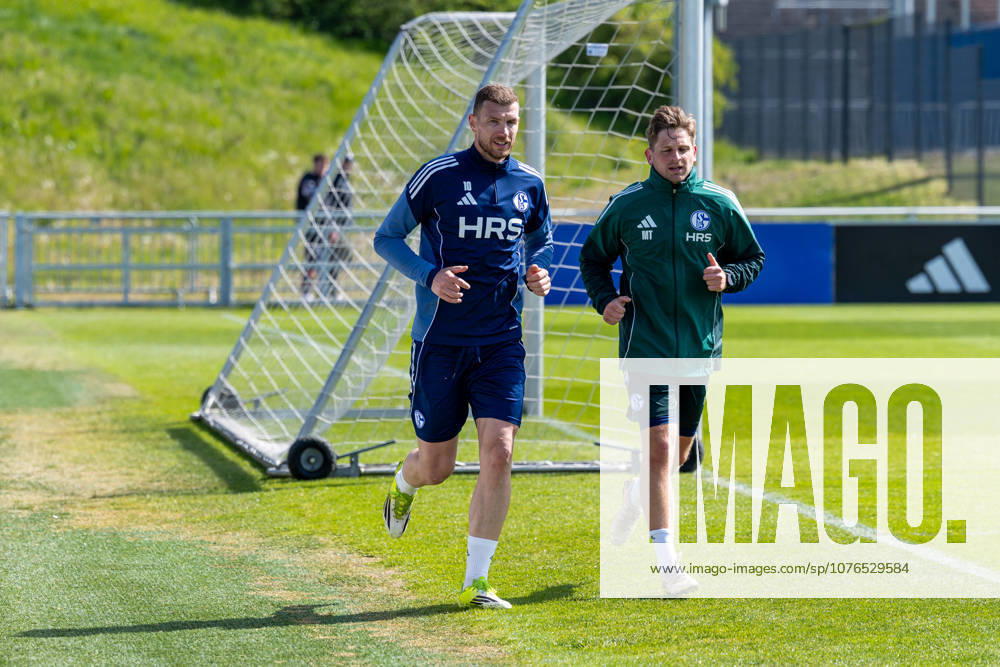 Football, Training of FC Schalke 04 v l Edin Dzeko FC Schalke 04 , Rehab Trainer Marc Thum FC Schalke 04 Gelsenkirchen Training ground FC Schalke 04 NRW Germany xRHR PHOTO YYx
