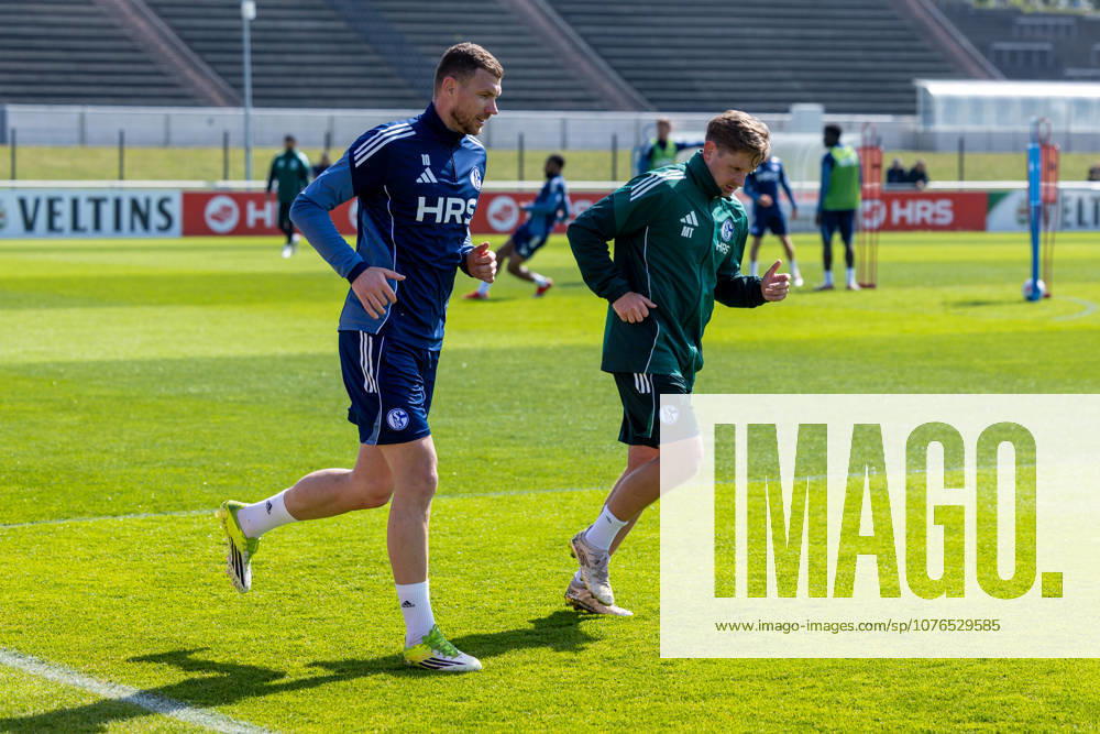 Football, Training of FC Schalke 04 v l Edin Dzeko FC Schalke 04 , Rehab Trainer Marc Thum FC Schalke 04 Gelsenkirchen Training ground FC Schalke 04 NRW Germany xRHR PHOTO YYx