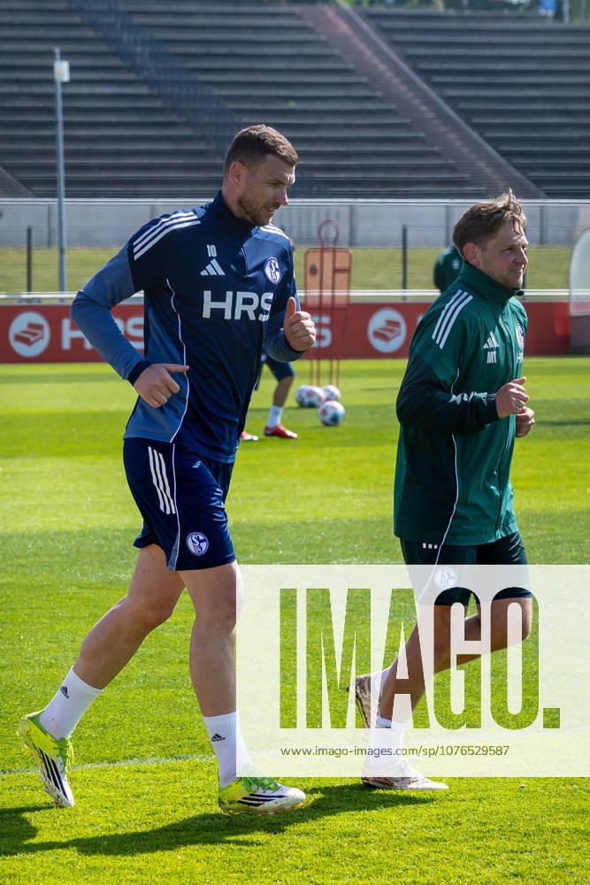 Football, Training of FC Schalke 04 v l Edin Dzeko FC Schalke 04 , Rehab Trainer Marc Thum FC Schalke 04 Gelsenkirchen Training ground FC Schalke 04 NRW Germany xRHR PHOTO YYx