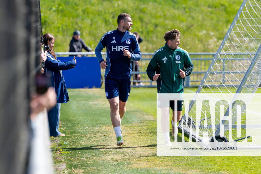 Football, Training of FC Schalke 04 v l Edin Dzeko FC Schalke 04 , Rehab Trainer Marc Thum FC Schalke 04 Gelsenkirchen Training ground FC Schalke 04 NRW Germany xRHR PHOTO YYx