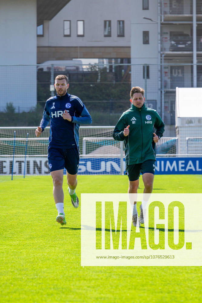Football, Training of FC Schalke 04 v l Edin Dzeko FC Schalke 04 , Rehab Trainer Marc Thum FC Schalke 04 Gelsenkirchen Training ground FC Schalke 04 NRW Germany xRHR PHOTO YYx