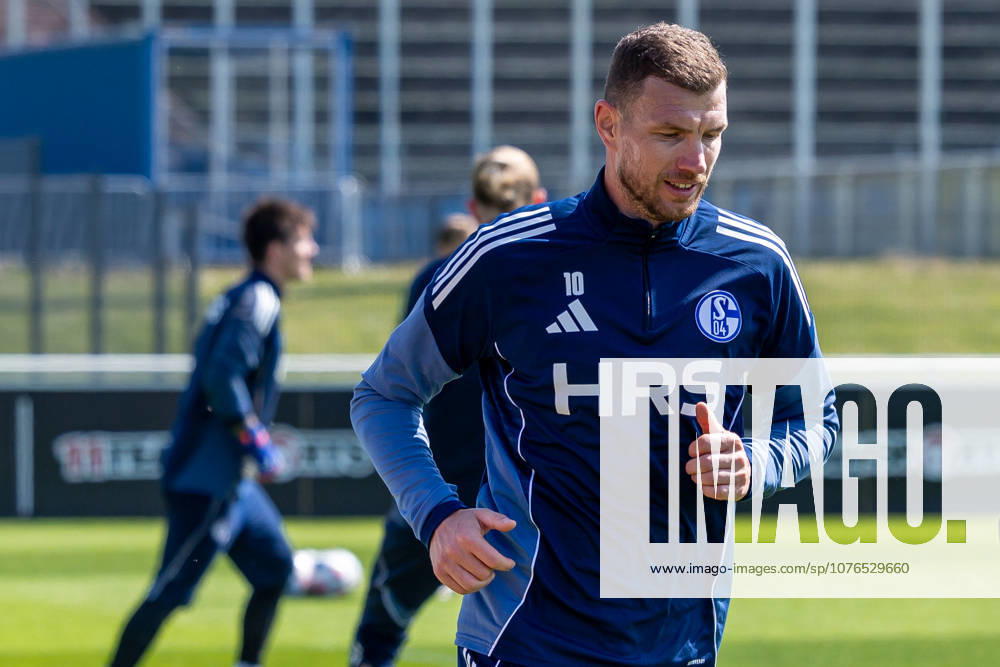 Football, Training of FC Schalke 04 v l Edin Dzeko FC Schalke 04 is back in training after his injury Gelsenkirchen Training ground FC Schalke 04 NRW Germany xRHR PHOTO YYx