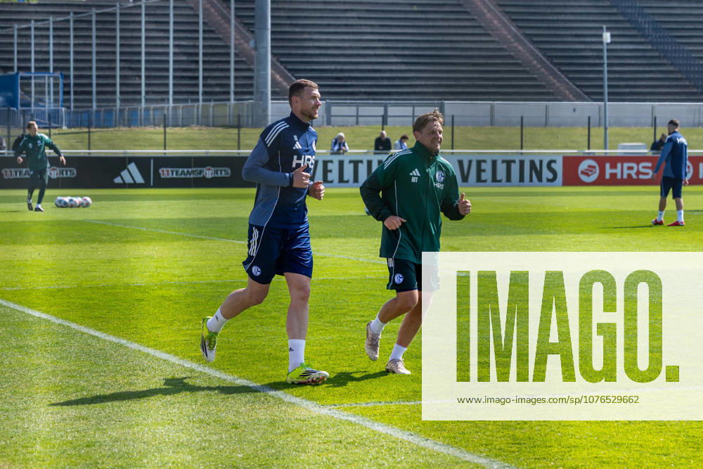 Football, Training of FC Schalke 04 v l Edin Dzeko FC Schalke 04 , Rehab Trainer Marc Thum FC Schalke 04 Gelsenkirchen Training ground FC Schalke 04 NRW Germany xRHR PHOTO YYx