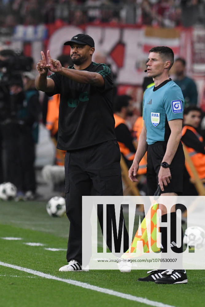 Coach Vincent Kompany FC Bayern Muenchen gives instructions GER, Bayer 04 Leverkusen vs FC Bayern Muenchen, Football, DFB Pokal Semi-Final, Season 2025 2026, 22 04 2026 DFL REGULATES PROHIBIT ANY USE OF PHOTOGRAPHS AS IMAGE SEQUENCES AND OR QUASI VIDEO GER, Bayer 04 Leverkusen vs FC Bayern Muenchen, Football, DFB Pokal Semi-Final, Season 2025 2026, 22 04 2026 Leverkusen