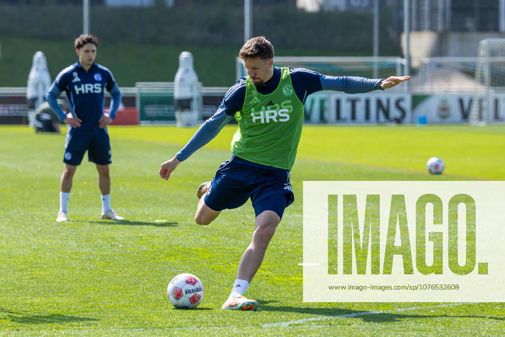 Fussball, Training des FC Schalke 04. Janik Bachmann (FC Schalke 04). Gelsenkirchen Trainingsgelände FC Schalke 04 NRW Deutschland xRHR-FOTO YYx