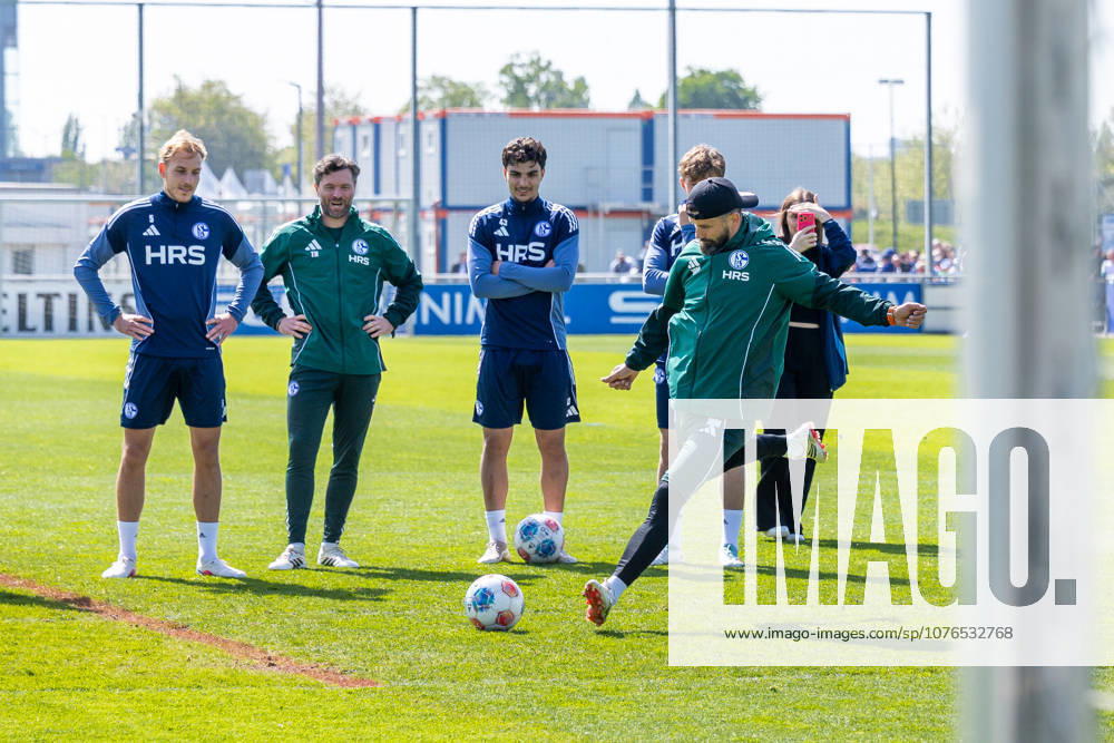 Football, Training of FC Schalke 04 f l Timo Becker FC Schalke 04 , Co Coach Tim Hoogland FC Schalke 04 , Mertcan Ayhan FC Schalke 04 , Coach Miron Muslic FC Schalke 04 Gelsenkirchen Training ground FC Schalke 04 NRW Germany xRHR PHOTO YYx
