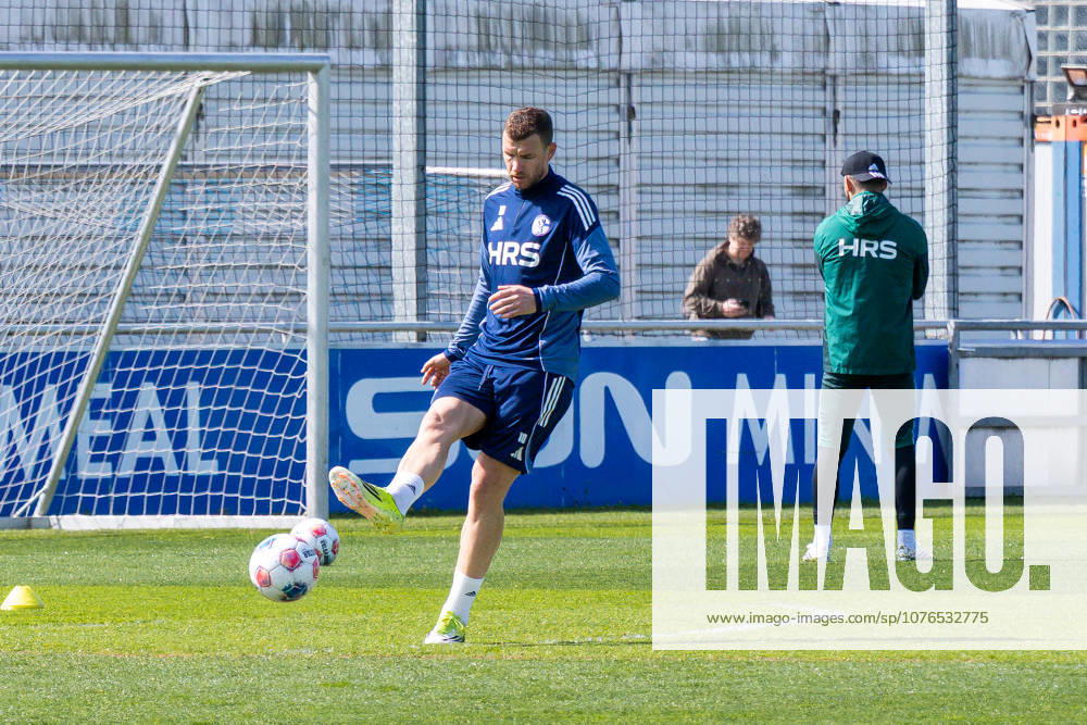 Football, Training of FC Schalke 04 Edin Dzeko FC Schalke 04 has returned to training after his injury Gelsenkirchen Training ground FC Schalke 04 NRW Germany xRHR PHOTO YYx
