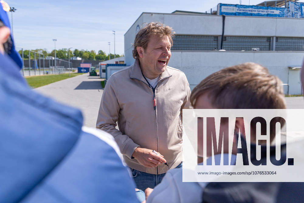 Football, Training of FC Schalke 04 Director Professional Football Youri Mulder FC Schalke 04 laughs and hands out autographs Gelsenkirchen Training ground FC Schalke 04 NRW Germany xRHR PHOTO YYx
