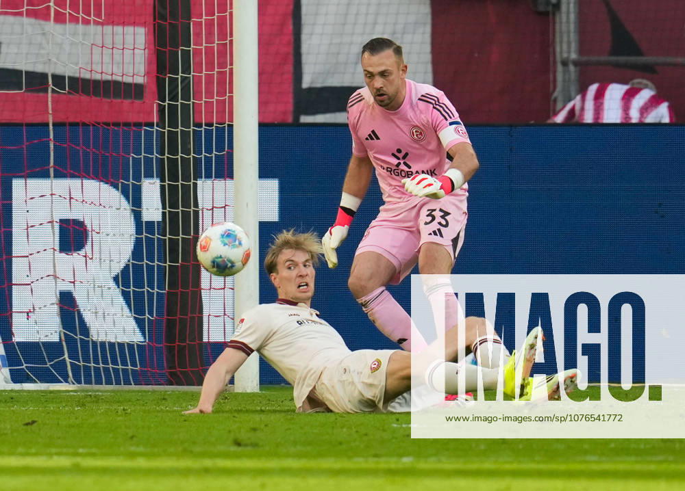 Vincent Vermeij (SG Dynamo Dresden, 9) misses a scoring chance as Florian Kastenmeier (Fortuna Duesseldorf, 33) looks on Fortuna Duesseldorf vs SG Dynamo Dresden, 2. Bundesliga, 31. Spieltag, Saison 2025 2026, MERKUR SPIEL-ARENA, GER, 24.04.2026 DFL REGULATIONS PROHIBIT ANY USE OF PHOTOGRAPHS AS IMAGE SEQUENCES AND OR QUASI-VIDEO Foto: HMB Media Scott W. Coleman Duesseldorf MERKUR SPIEL-ARENA Nordrhein-Westfalen GER