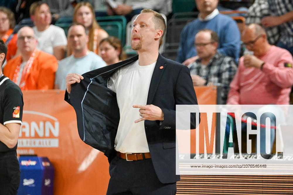 Christian Held RASTA Vechta, Coach gestures RASTA Vechta vs Basketball Loewen Braunschweig, easyCredit Basketball Bundesliga, 31 Matchday, Season 2025 2026, 24 04 2026, RASTA Vechta vs Basketball Loewen Braunschweig, easyCredit Basketball Bundesliga, 31 Matchday, Season 2025 2026, 24 04 2026 Vechta