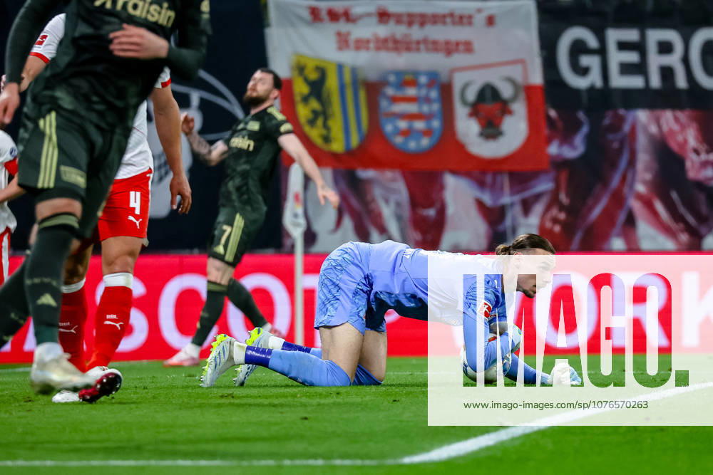 Maarten Vandevoordt RB Leipzig, 26 haelt den Ball, RB Leipzig vs 1 FC Union Berlin, Football, 1 Bundesliga, 31 Matchday, Season 2025 2026, 24 04 2026,¨ DFL REGULATIONS PROHIBIT ANY USE OF PHOTOGRAPHS AS IMAGE SEQUENCES AND OR QUASI VIDEO,¨ RB Leipzig vs 1 FC Union Berlin, Football, 1 Bundesliga, 31 Matchday, Season 2025 2026, 24 04 2026 Leipzig