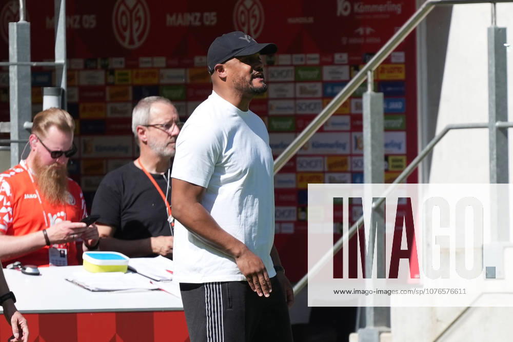 Coach Vincent Kompany FC Bayern Munich 25 04 2026 1 FSV Mainz 05 vs FC Bayern Munich MEWA Arena, Bundesliga, Matchday 31