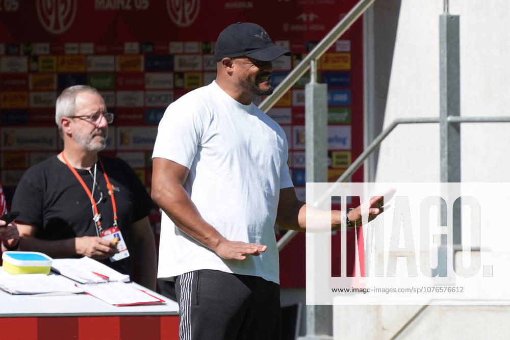 Coach Vincent Kompany FC Bayern Munich 25 04 2026 1 FSV Mainz 05 vs FC Bayern Munich MEWA Arena, Bundesliga, Matchday 31