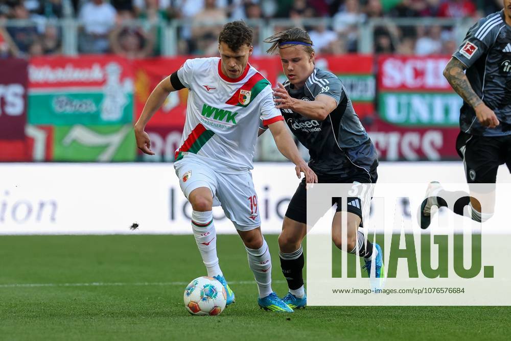 In duel, action, with Robin Fellhauer 19 FC Augsburg , Love Arrhov 31 Eintracht Frankfurt , FC Augsburg vs Eintracht Frankfurt, Football, 1 Bundesliga, 31 Matchday, 25 04 2026 DFL DFB regulations prohibit any use of photographs as image sequences and or quasi video Augsburg Bayern Germany