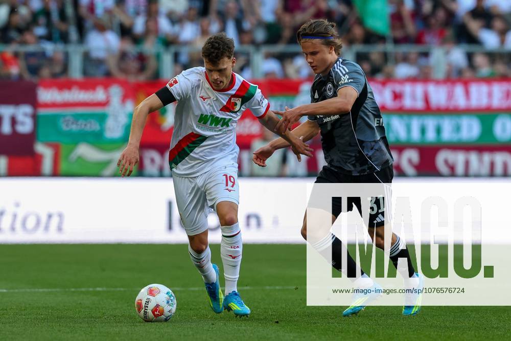 In duel, action, with Robin Fellhauer 19 FC Augsburg , Love Arrhov 31 Eintracht Frankfurt , FC Augsburg vs Eintracht Frankfurt, Football, 1 Bundesliga, 31 Matchday, 25 04 2026 DFL DFB regulations prohibit any use of photographs as image sequences and or quasi video Augsburg Bayern Germany