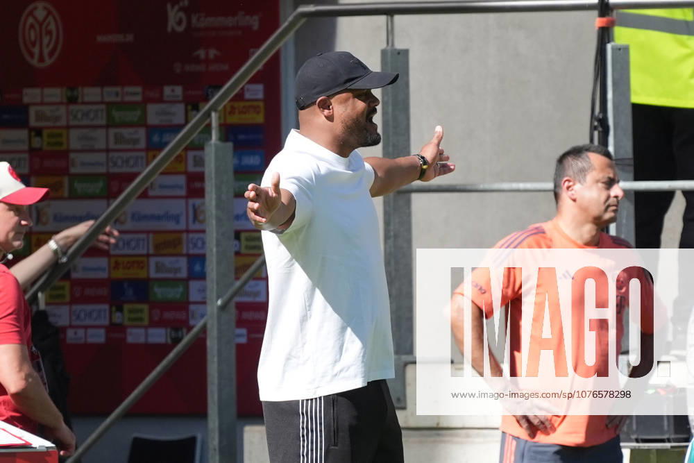 Coach Vincent Kompany FC Bayern Munich 25 04 2026 1 FSV Mainz 05 vs FC Bayern Munich MEWA Arena, Bundesliga, Matchday 31