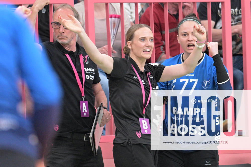 Miriam Hirsch TusSies Metzingen, coach gives instructions to her team TusSies Metzingen vs FrischAuf Goeppingen , Handball, Alsco HBF, 2 Play Off League Matchday, Season 2025 2026, 25 04 2026 TusSies Metzingen vs FrischAuf Goeppingen , Handball, Alsco HBF, 2 Play Off League Matchday, Season 2025 2026, 25 04 2026 Tuebingen