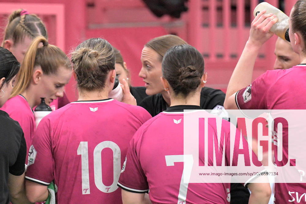 Miriam Hirsch TusSies Metzingen, Coach in Time Out TusSies Metzingen vs FrischAuf Goeppingen , Handball, Alsco HBF, 2 Play Off League Matchday, Season 2025 2026, 25 04 2026 TusSies Metzingen vs FrischAuf Goeppingen , Handball, Alsco HBF, 2 Play Off League Matchday, Season 2025 2026, 25 04 2026 Tuebingen