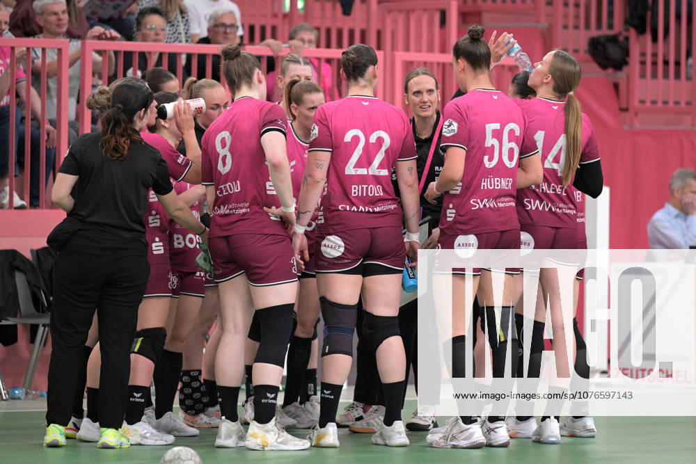 Miriam Hirsch TusSies Metzingen, coach in time out with her team TusSies Metzingen vs FrischAuf Goeppingen , Handball, Alsco HBF, 2 Play Off League Matchday, Season 2025 2026, 25 04 2026 TusSies Metzingen vs FrischAuf Goeppingen , Handball, Alsco HBF, 2 Play Off League Matchday, Season 2025 2026, 25 04 2026 Tuebingen