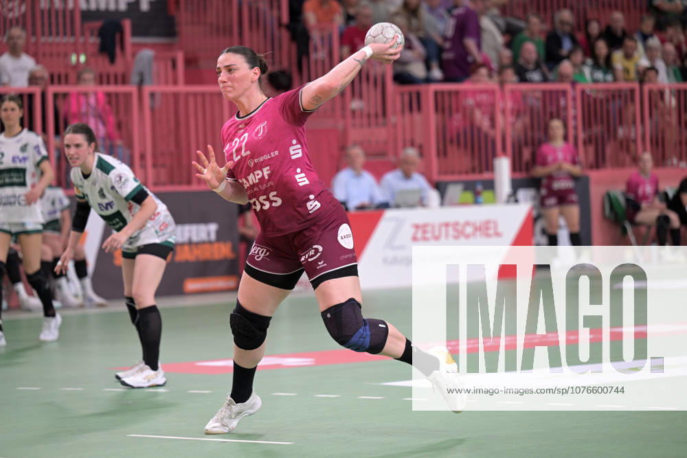 Gabriela Clausson Bitolo (TusSies Metzingen, 22) beim 7-Meter TusSies Metzingen vs. FrischAuf Goeppingen , Handball, Alsco HBF, 2. Play-Off Ligaspieltag, Saison 2025 2026, 25.04.2026 TusSies Metzingen vs. FrischAuf Goeppingen , Handball, Alsco HBF, 2. Play-Off Ligaspieltag, Saison 2025 2026, 25.04.2026 Tuebingen