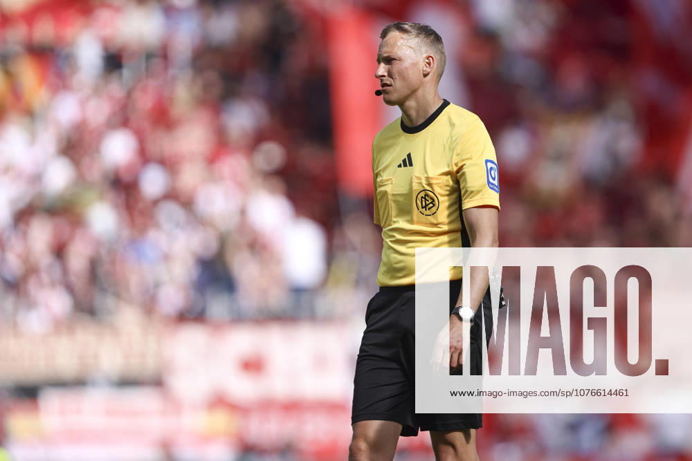 Referee Martin Petersen looks on during the Bundesliga match between 1 FSV Mainz 05 and FC Bayern München, Mewa Arena on April 25, 2026 in Mainz, Germany Photo by Oliver Kaelke DeFodi Images Referee Martin Petersen looks on during the Bundesliga match between 1 FSV Mainz 05 and FC Bayern München at Mewa Arena on April 25, 2026 in Mainz, Germany Photo by Oliver Kaelke DeFodi Images DFL regulations prohibit any use of photographs as image sequences and or quasi video Photo by Oliver Kaelke DeFodi Images