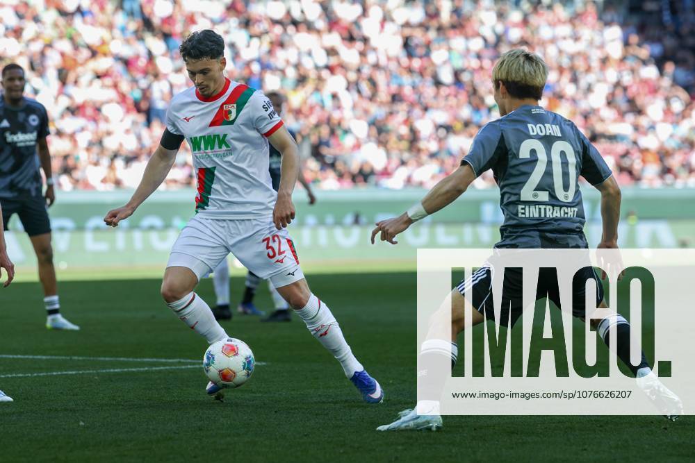 In duel, action, with Fabian Rieder 32 FC Augsburg , Ritsu Doan 20 Eintracht Frankfurt , FC Augsburg vs Eintracht Frankfurt, Football, 1 Bundesliga, 31 Matchday, 25 04 2026 DFL DFB regulations prohibit any use of photographs as image sequences and or quasi video Augsburg Bayern Germany