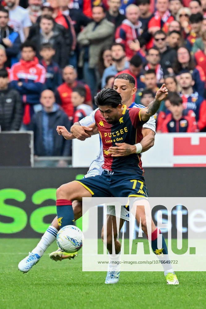 Genoas Mikael Ellertsson fights for the ball during the Serie A soccer match between Genoa and Como at the Luigi Ferraris Stadium in Genoa, Italy - Sunday, April 26, 2026. - Soccer .