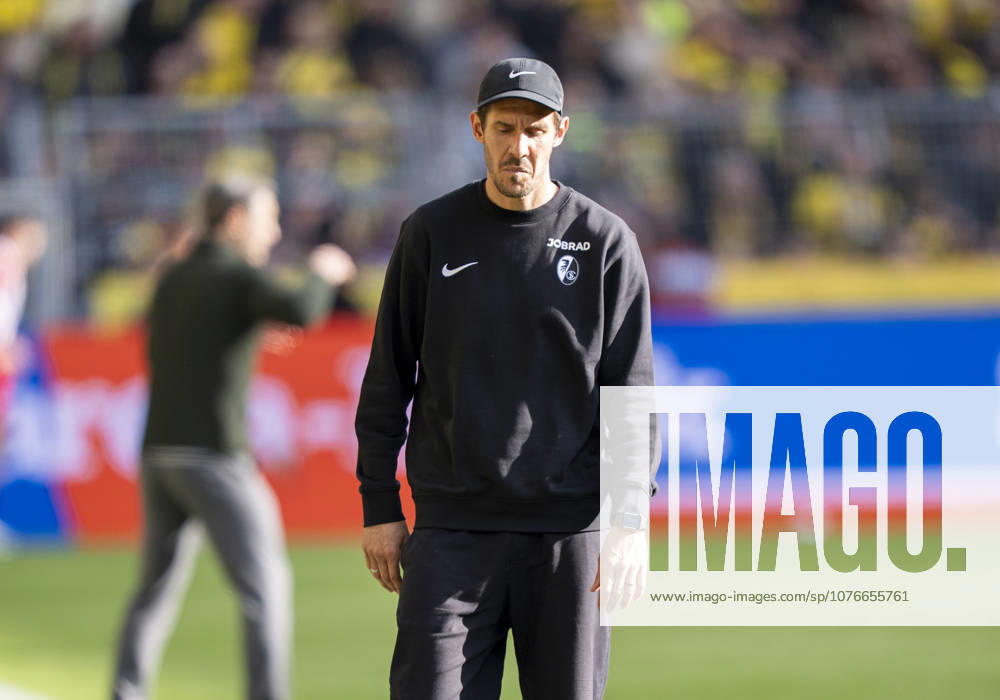 Julian Schuster SC Freiburg, Trainer enttaeuscht, enttaeuscht schauend, dissapointed, traurig, frustiert, frust, gefrustet, frustrated nach dem dritten Gegentor Borussia Dortmund SC Freiburg, 31 Spieltag, 1 Bundesliga in Dortmund, Signal Iduna Park DFL regulations prohibit any use of photographs as image sequences and or quasi video