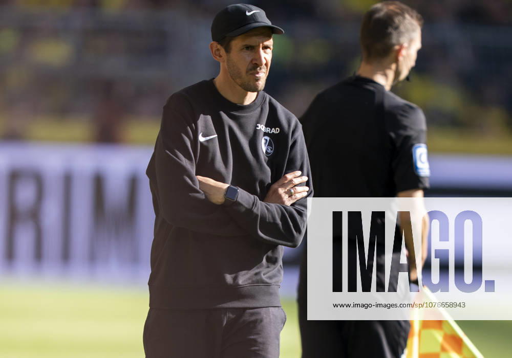 Julian Schuster SC Freiburg, Trainer enttaeuscht, enttaeuscht schauend, dissapointed, traurig, frustiert, frust, gefrustet, frustrated Borussia Dortmund SC Freiburg, 31 Spieltag, 1 Bundesliga in Dortmund, Signal Iduna Park DFL regulations prohibit any use of photographs as image sequences and or quasi video