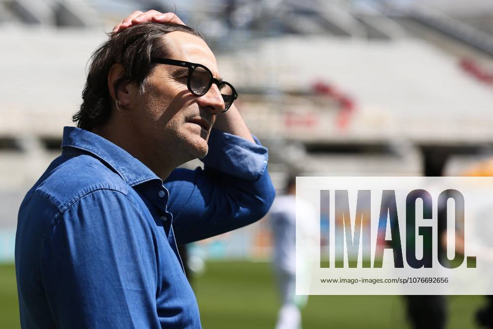 Paolo Vanoli, head coach of ACF Fiorentina looks on during ACF Fiorentina vs US Sassuolo, Italian soccer Serie A match in Florence, Italy, April 26 2026