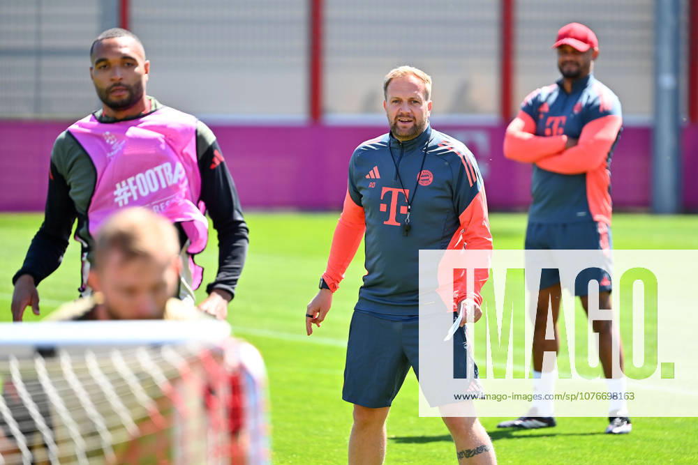 Aaron DANKS Co coach FCB , gestures, gives instructions, hi coach Vincent KOMPANY Bayern Muenchen final training Bayern Muenchen on 27 04 2026 Football Champions League semi-final Paris Saint Germain PSG FC Bayern Muenchen on 28 04 2026
