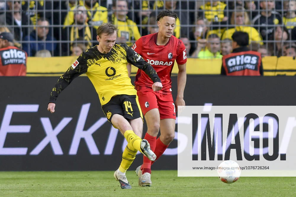 V li fighting for the ball Maximilian Beier Dortmund 14 Derry Scherhant Freiburg 7 26 04 2026 ¢ Football ¢ Borussia Dortmund vs SC Freiburg, Signal Iduna Park, Dortmund, DFB DFL REGULATIONS PROHIBIT ANY USE OF PHOTOGRAPHS AS IMAGE SEQUENCES AND OR QUASI VIDEO