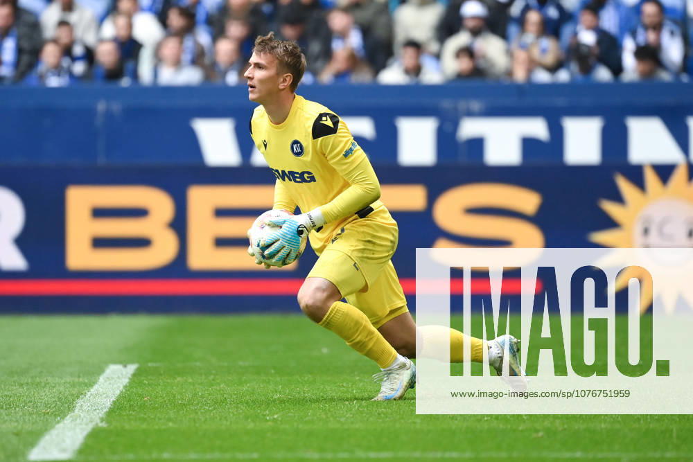 Goalkeeper Hans Christian Bernat Karlsruher SC 05 04 2026, Soccer 2 Bundesliga, Season 2025 2026, 28 Matchday, FC Schalke 04 Karlsruher SC DFL regulations prohibit any use of photographs as image sequences and or quasi video Gelsenkirchen Veltins Arena Nordrhein Westfalen Germany Team2