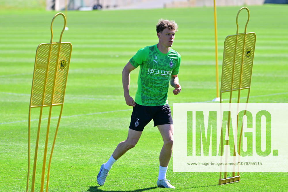 Moenchengladbach Football, Men, Season 2025 2026, Training Borussia Moenchengladbach Robin Hack Gladbach DFL regulations prohibit any use of photographs as image sequences and or quasi video Borussia Park NRW Germany