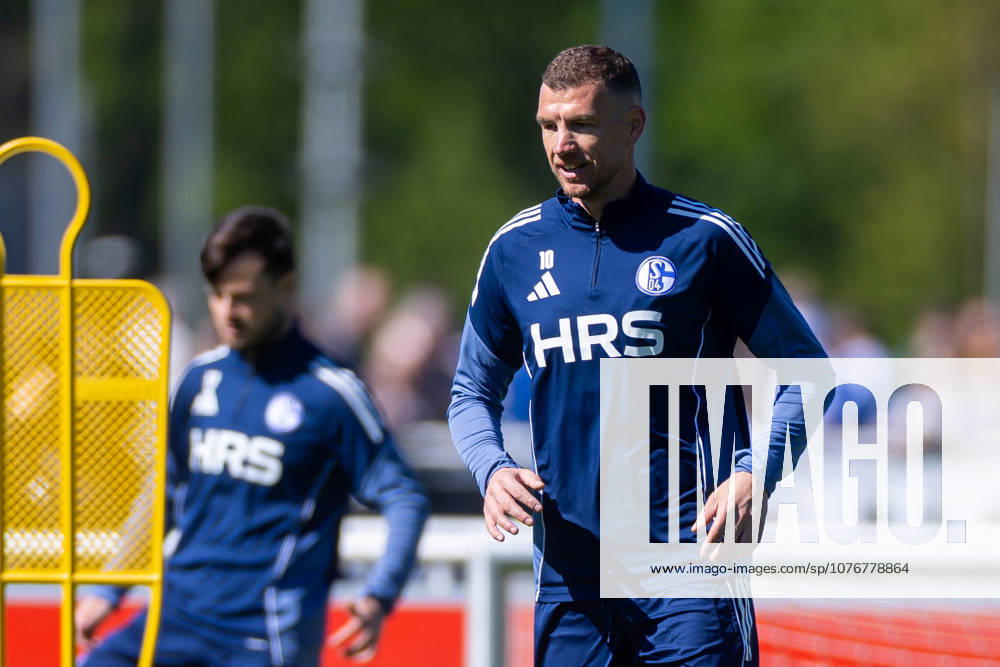 Football, Training of FC Schalke 04 Edin Dzeko FC Schalke 04 Gelsenkirchen Training ground FC Schalke 04 NRW Germany xRHR PHOTO YYx