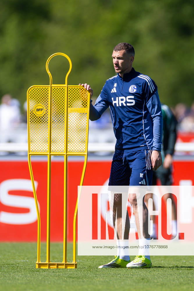 Football, Training of FC Schalke 04 Edin Dzeko FC Schalke 04 Gelsenkirchen Training ground FC Schalke 04 NRW Germany xRHR PHOTO YYx
