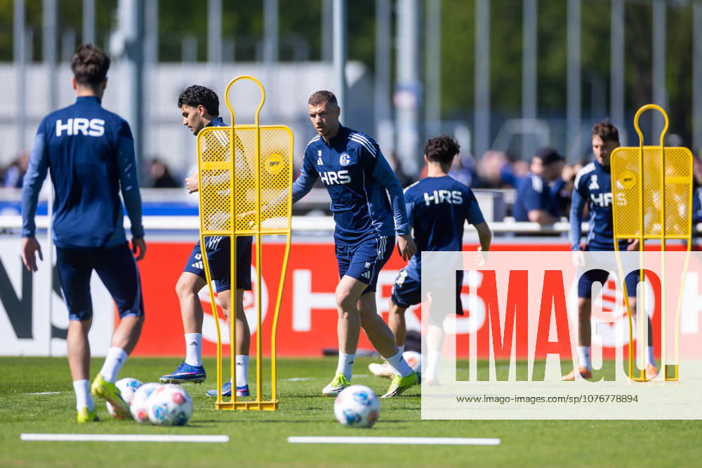 Football, Training of FC Schalke 04 Edin Dzeko FC Schalke 04 Gelsenkirchen Training ground FC Schalke 04 NRW Germany xRHR PHOTO YYx