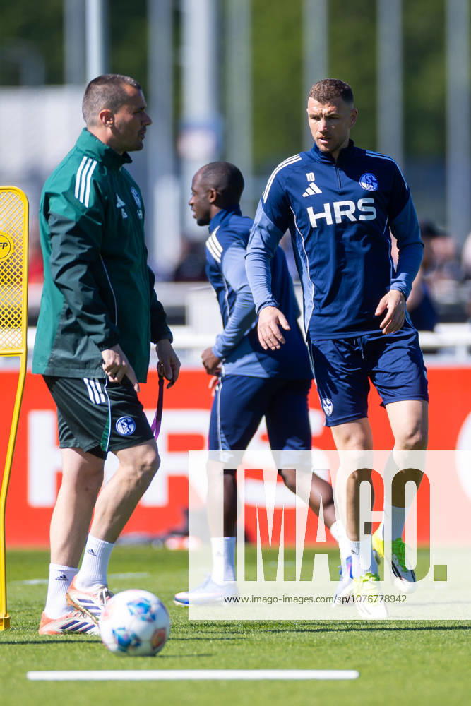 Football, Training of FC Schalke 04 Edin Dzeko FC Schalke 04 Gelsenkirchen Training ground FC Schalke 04 NRW Germany xRHR PHOTO YYx